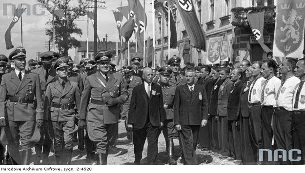 Gubernator Hans Frank (trzeci z lewej) w towarzystwie niemieckich oficerów przechodzi przed oddziałem ukraińskich ochotników do SS "Galizien" we Lwowie /Z archiwum Narodowego Archiwum Cyfrowego/