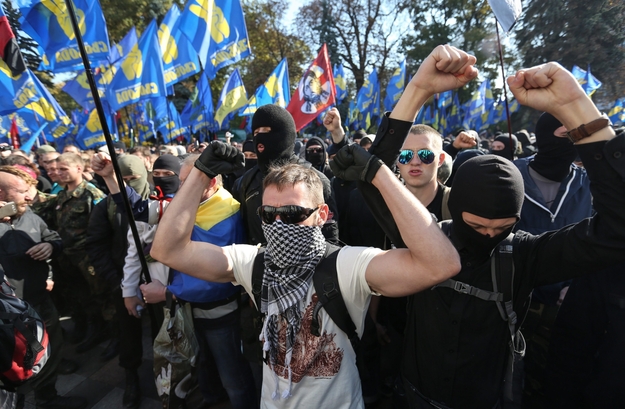 Starcia przed parlamentem w Kijowie podczas demonstracji na rzecz uznania Ukraińskiej Powstańczej Armii (UPA) za bojowników o niepodległość kraju. 14 października 2014 r. /PAP/EPA